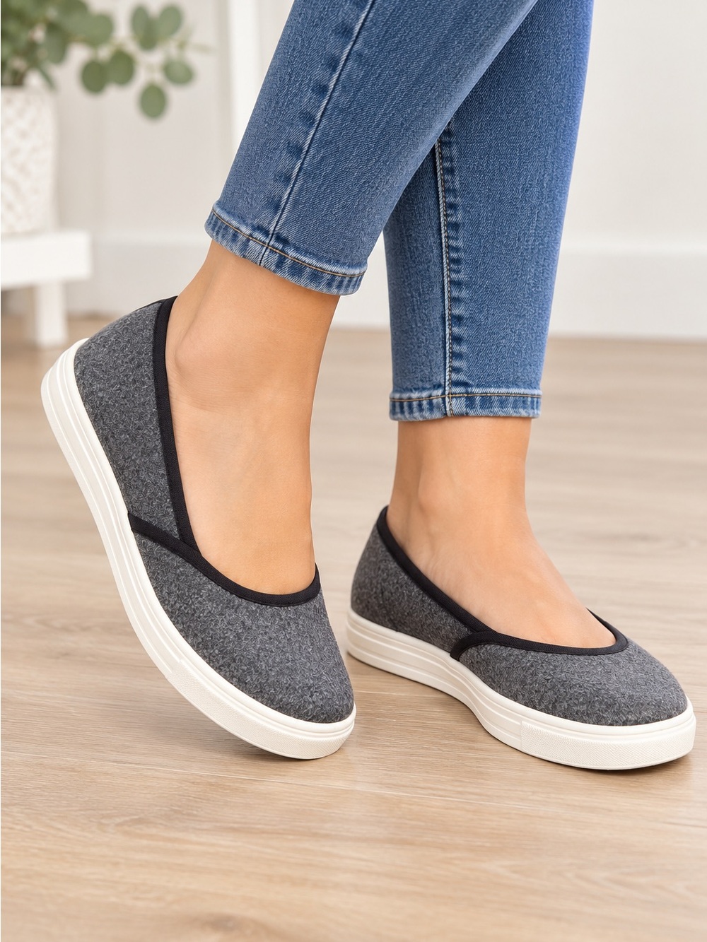 Fuchsia Crossover Gray Women's Gray & White Slip-On Flats shoes NWT